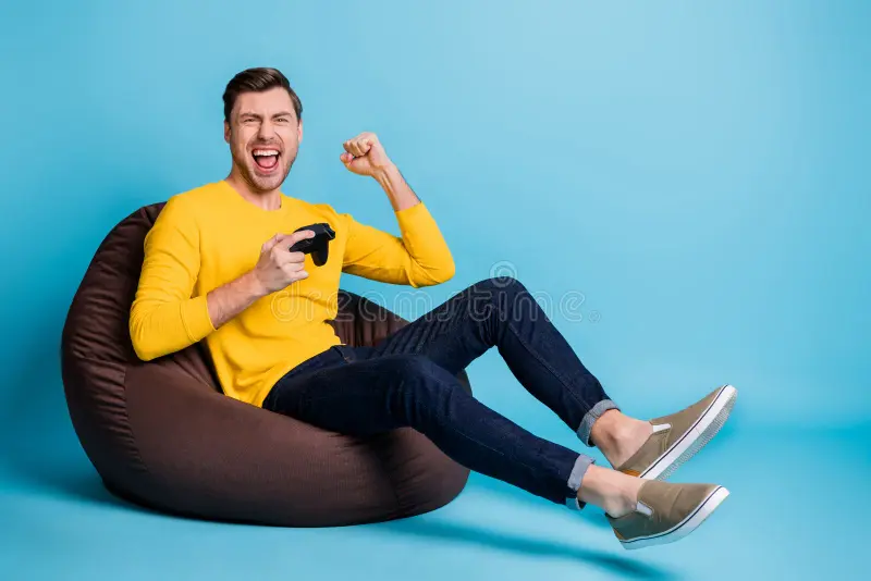 foto-del-profilo-corpo-di-una-persona-felice-che-inizia-parlare-bocca-aperta-gridando-sì-isolato-sullo-sfondo-colore-blu-213358631